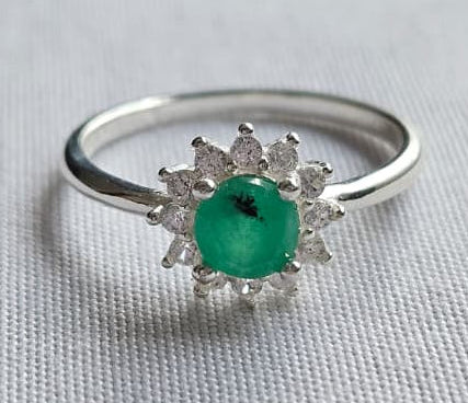 Anillo Flor en Plata ley 925 con Esmeralda Natural Colombiana.