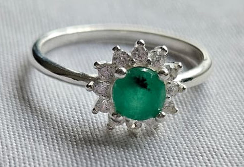 Anillo Flor en Plata ley 925 con Esmeralda Natural Colombiana.