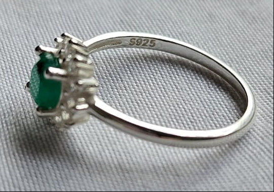 Anillo Flor en Plata ley 925 con Esmeralda Natural Colombiana.