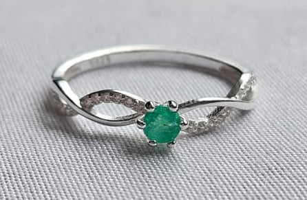 Anillo Infinito en Plata Ley 925 con Esmeralda Natural Colombiana.