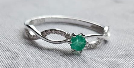 Anillo Infinito en Plata Ley 925 con Esmeralda Natural Colombiana.