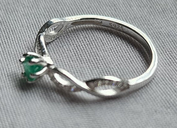 Anillo Infinito en Plata Ley 925 con Esmeralda Natural Colombiana.