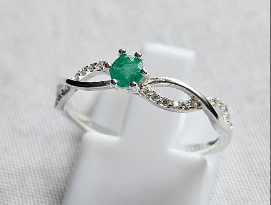 Anillo Infinito en Plata Ley 925 con Esmeralda Natural Colombiana.