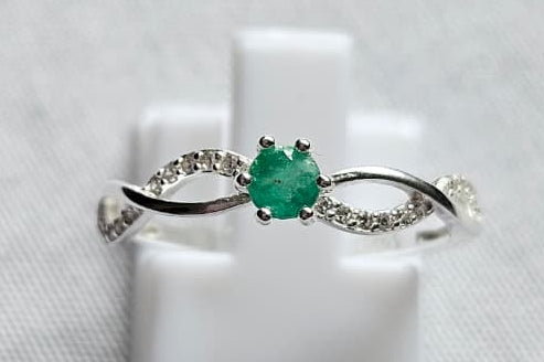 Anillo Infinito en Plata Ley 925 con Esmeralda Natural Colombiana.