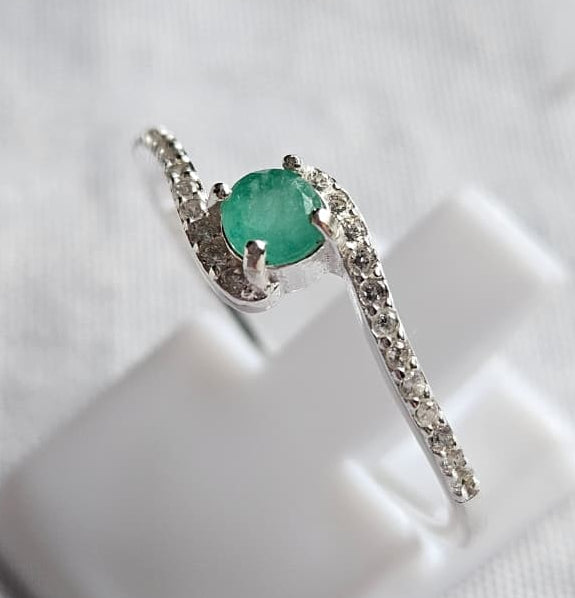 Anillo en Plata Ley 925 con Esmeralda Natural Colombiana.
