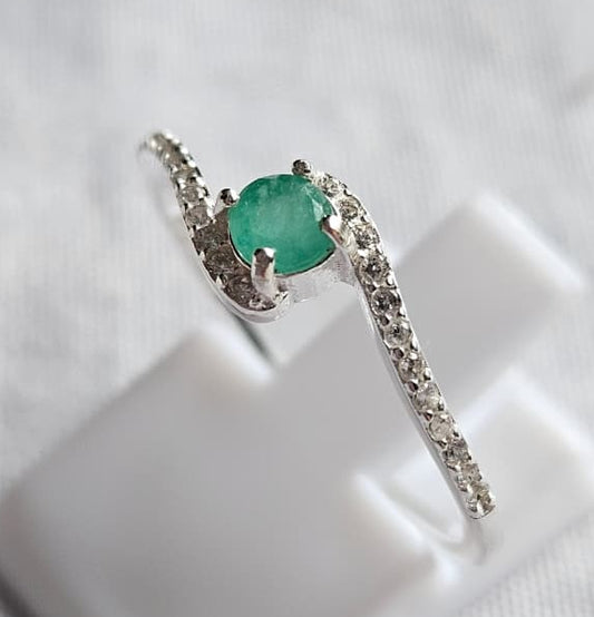 Anillo en Plata Ley 925 con Esmeralda Natural Colombiana.