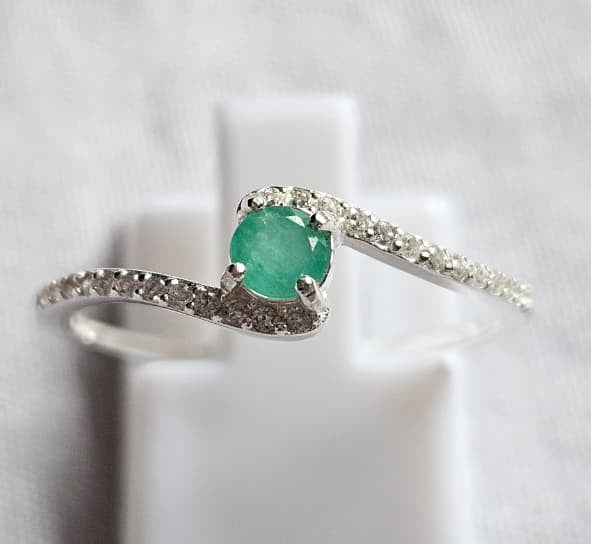 Anillo en Plata Ley 925 con Esmeralda Natural Colombiana.