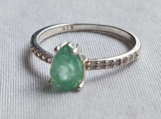 Anillo solitario En Plata Ley 925 con Esmeralda Natural Colombiana