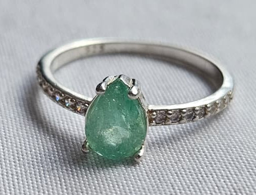 Anillo solitario En Plata Ley 925 con Esmeralda Natural Colombiana