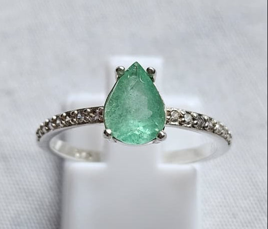 Anillo solitario En Plata Ley 925 con Esmeralda Natural Colombiana