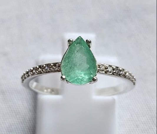 Anillo solitario En Plata Ley 925 con Esmeralda Natural Colombiana