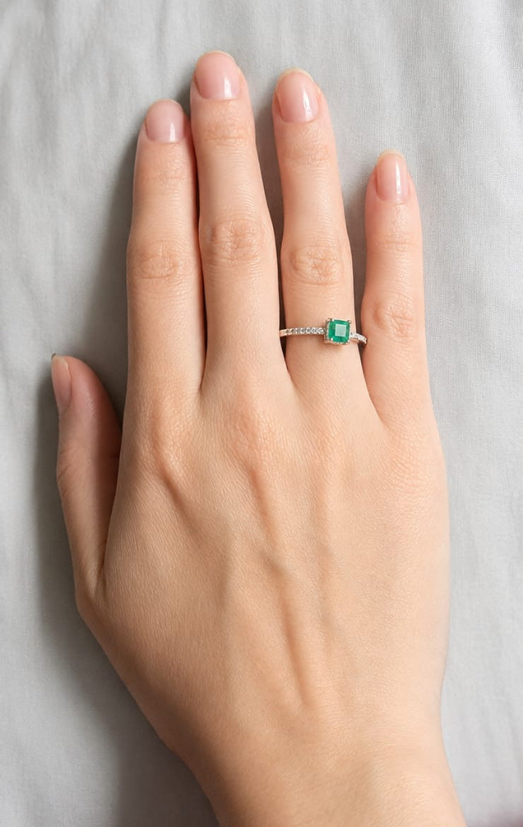 Anillo en plata ley 925 con Esmeralda Natural Colombiana Talla Cuadrada