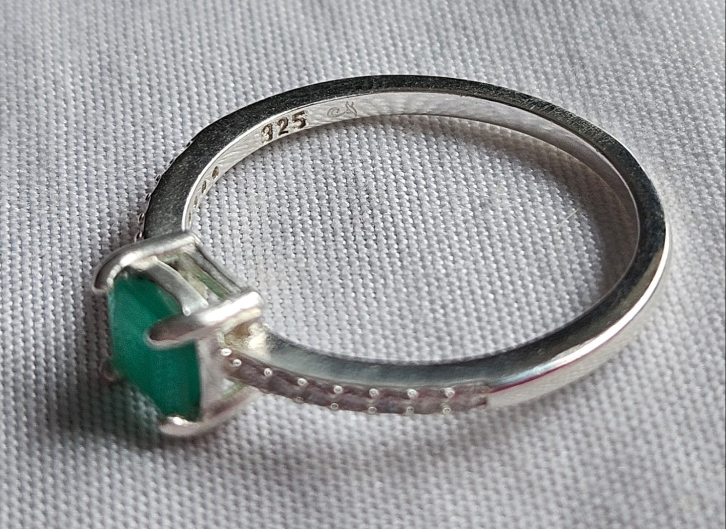 Anillo en plata ley 925 con Esmeralda Natural Colombiana Talla Cuadrada