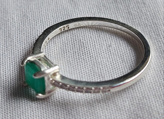 Anillo en plata ley 925 con Esmeralda Natural Colombiana Talla Cuadrada