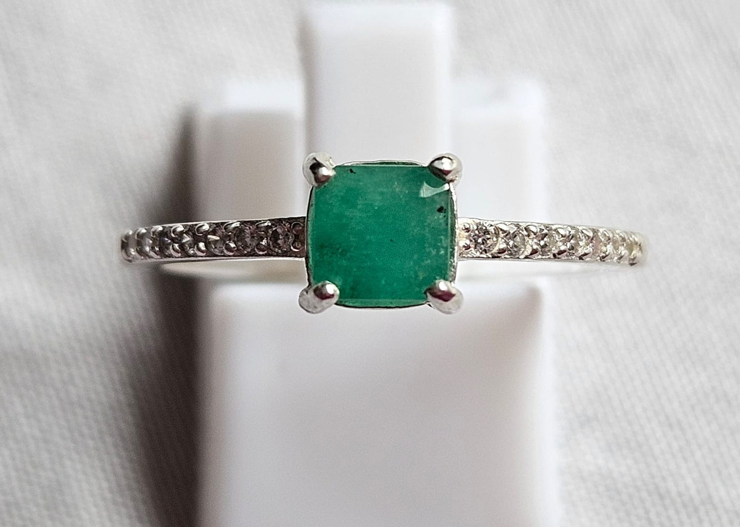 Anillo en plata ley 925 con Esmeralda Natural Colombiana Talla Cuadrada