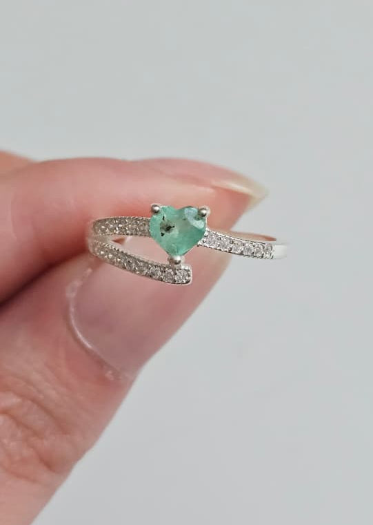 Anillo en plata 925 con esmeralda natural talla corazon.