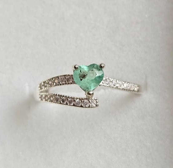 Anillo en plata 925 con esmeralda natural talla corazon.