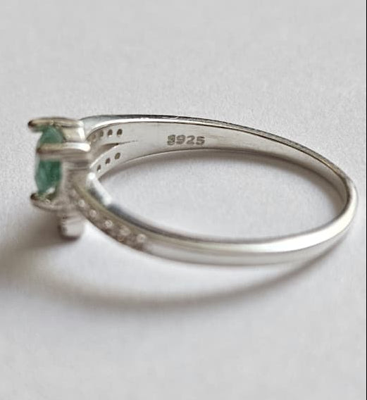 Anillo en plata 925 con esmeralda natural talla corazon.