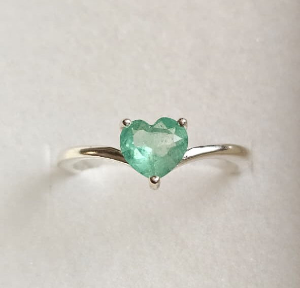 Anillo En Plata ley 925 Con Esmeralda Natural Talla Corazón