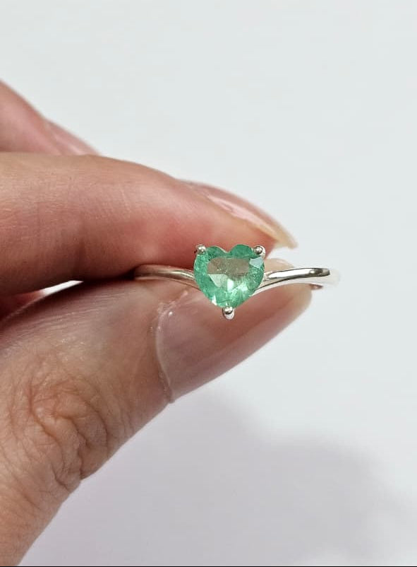 Anillo En Plata ley 925 Con Esmeralda Natural Talla Corazón