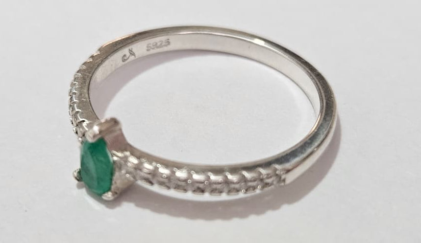 Anillo plata 925 con Lagrima de Esmeralda Natural.