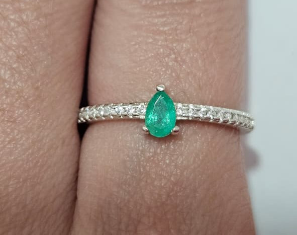 Anillo plata 925 con Lagrima de Esmeralda Natural.