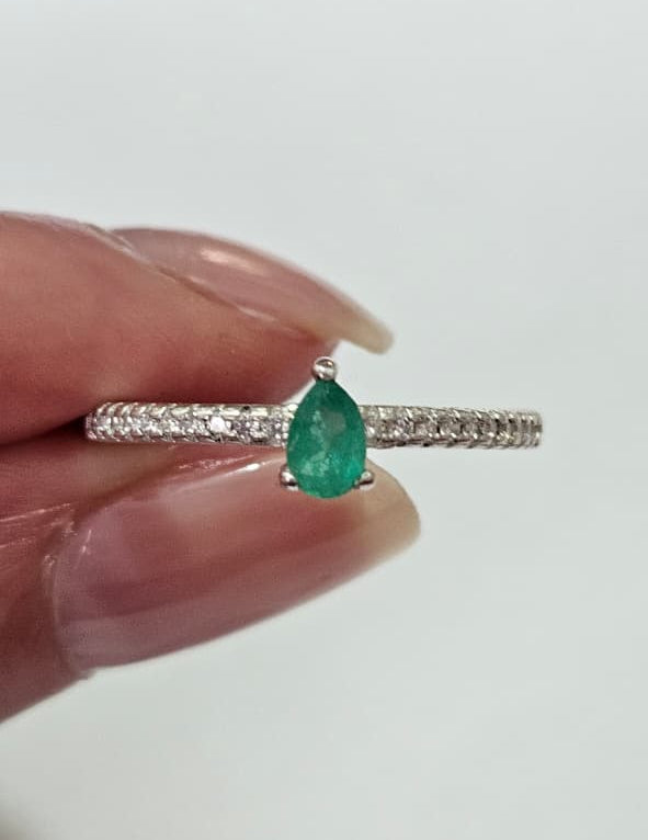 Anillo plata 925 con Lagrima de Esmeralda Natural.