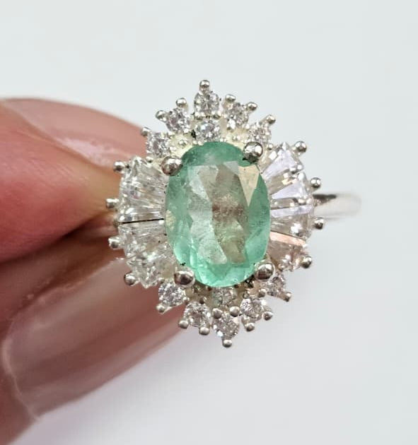 Anillo Margarita en Plata 925 con Esmeralda Natural Colombiana.