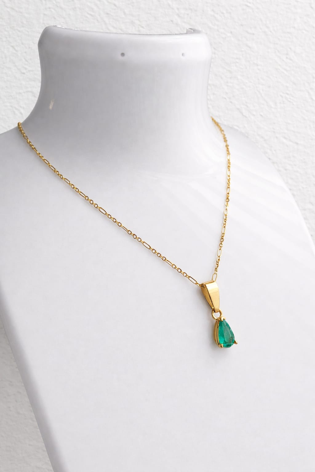 Cadena en oro Italiano de 18k y dije con esmeralda natural Colombiana.