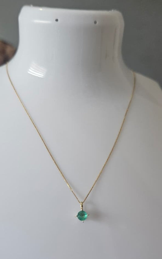 Cadena  y dije en oro de 18k con Esmeralda natural Colombiana
