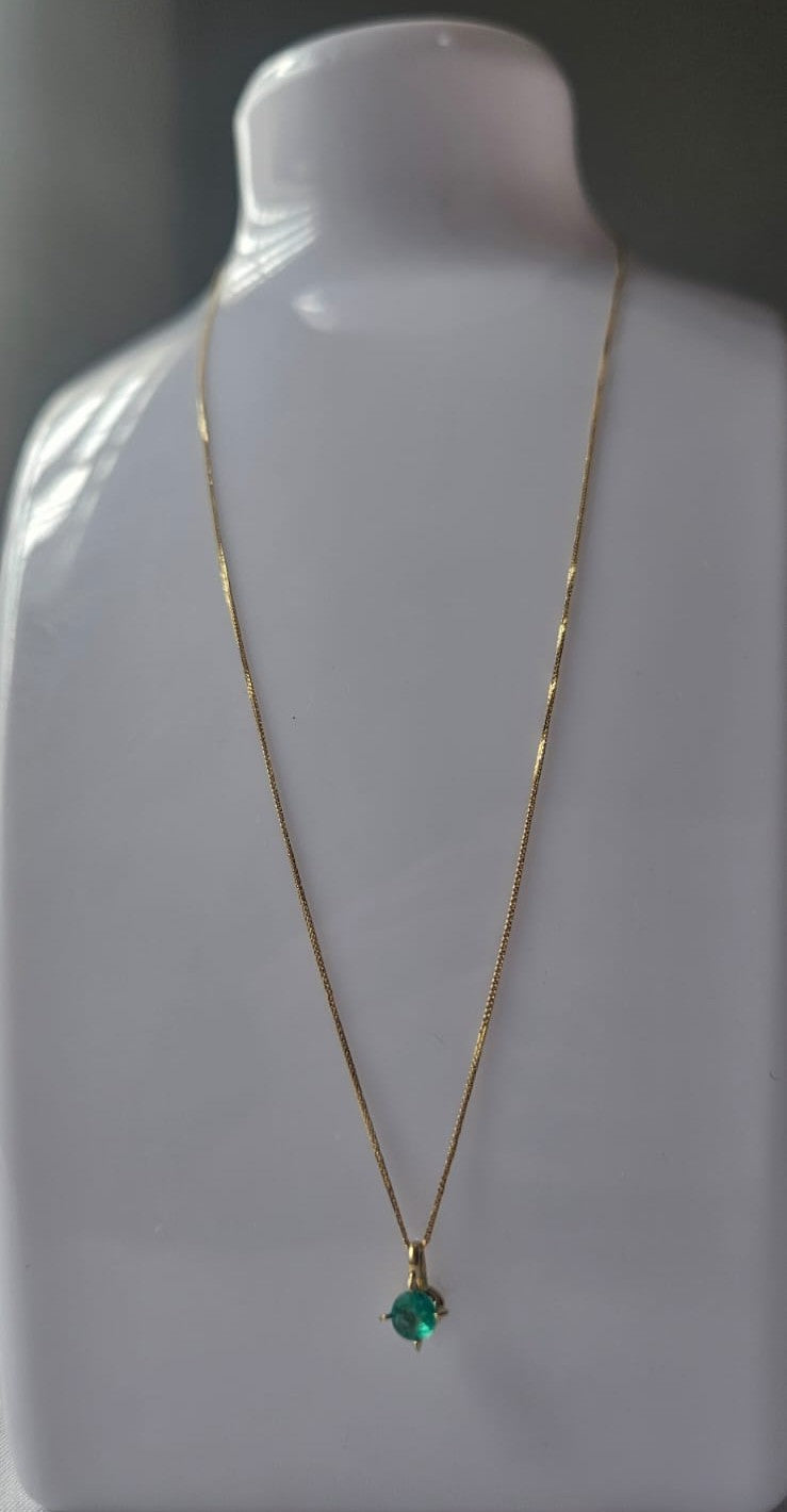 Cadena  y dije en oro de 18k con Esmeralda natural Colombiana