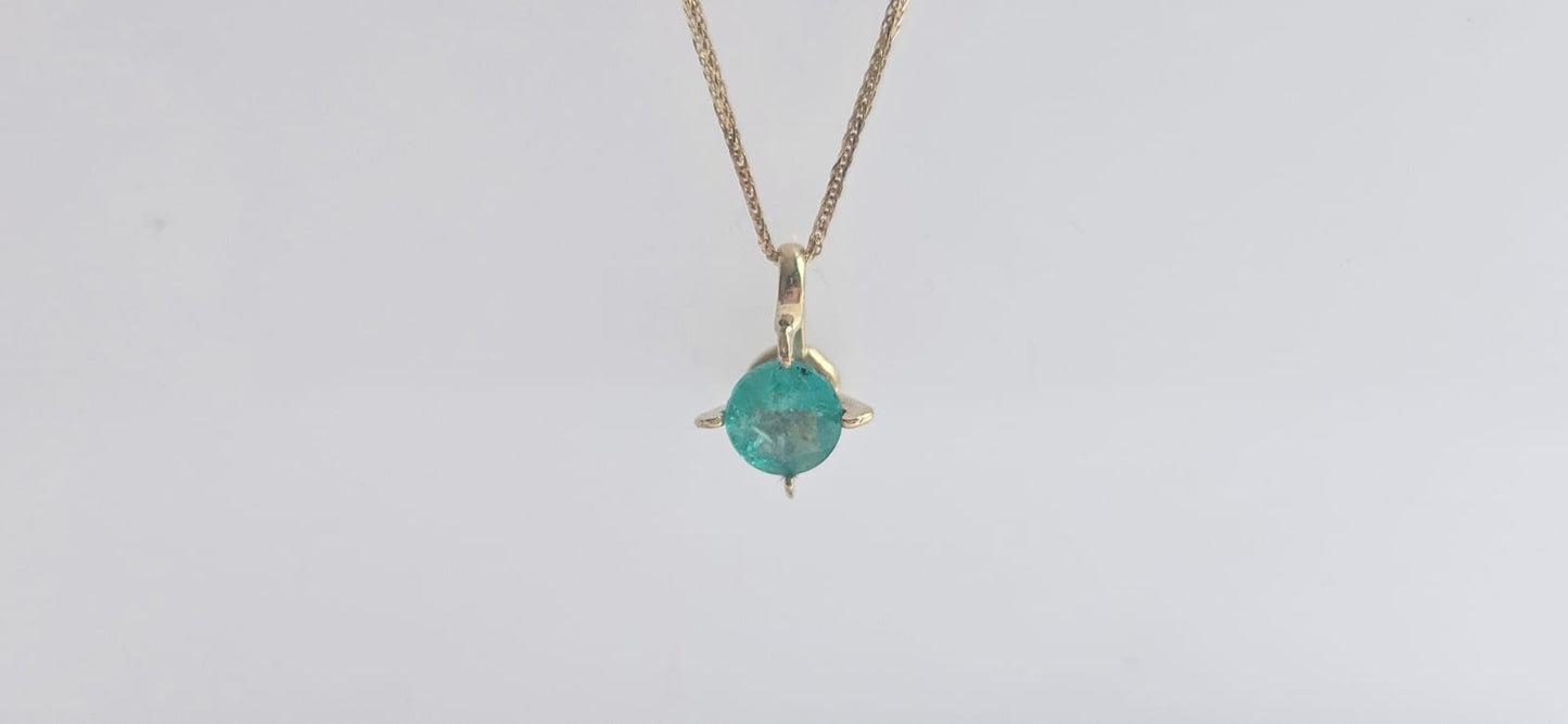 Cadena  y dije en oro de 18k con Esmeralda natural Colombiana