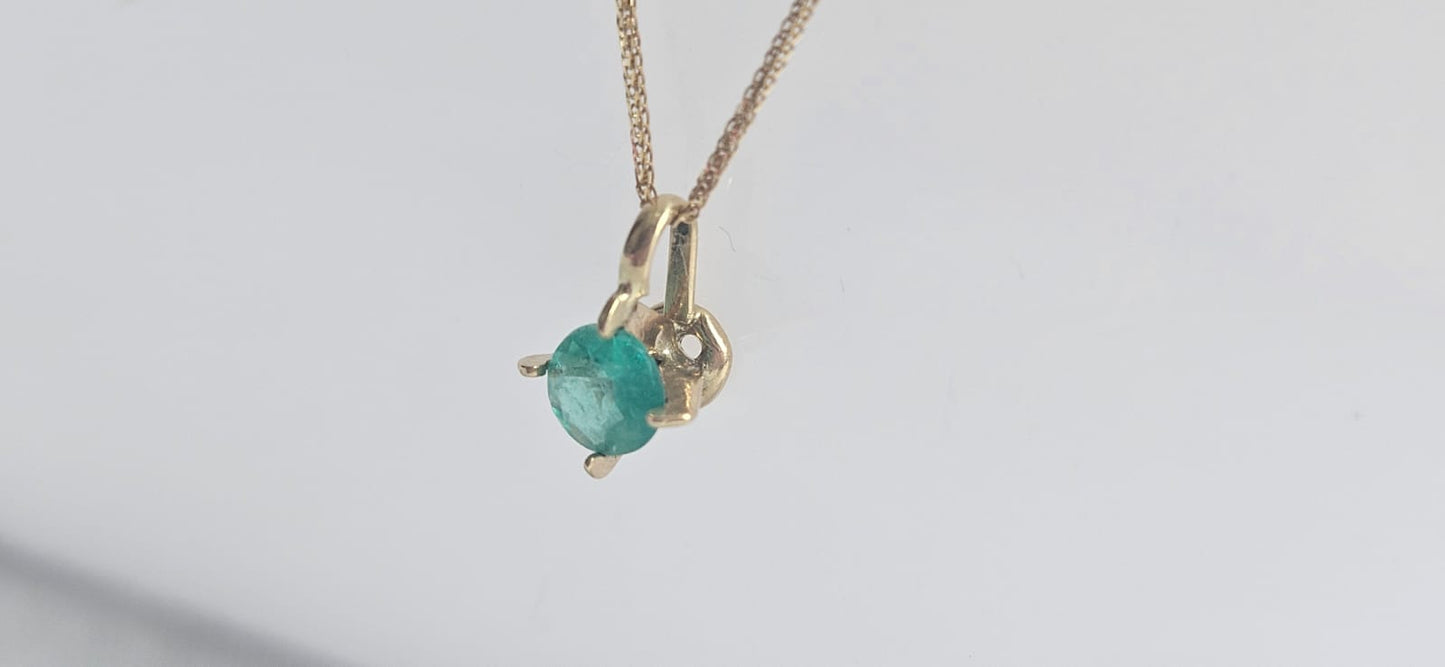 Cadena  y dije en oro de 18k con Esmeralda natural Colombiana