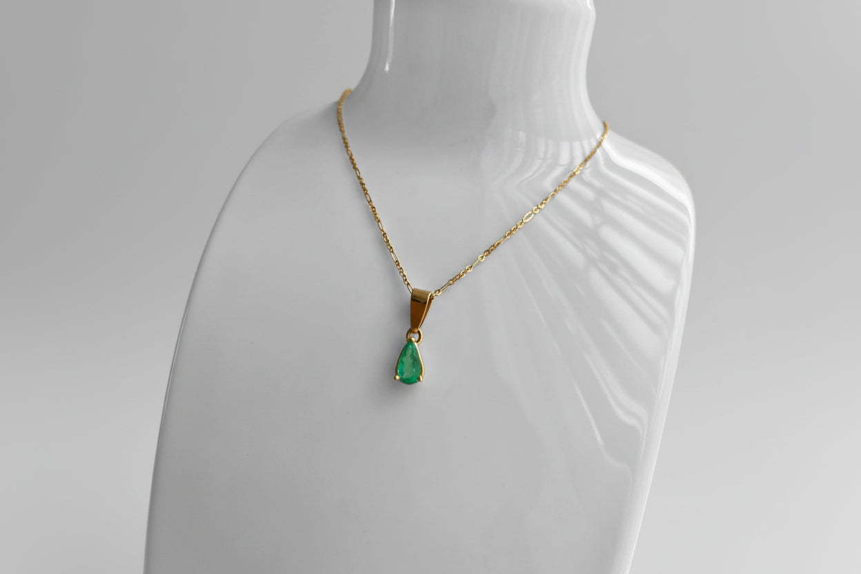 Cadena en oro Italiano de 18k y dije con esmeralda natural Colombiana.