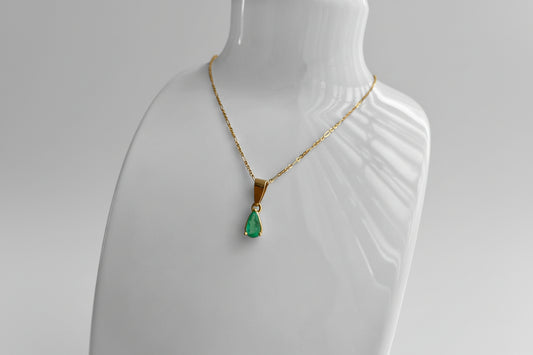 Cadena en oro Italiano de 18k y dije con esmeralda natural Colombiana.