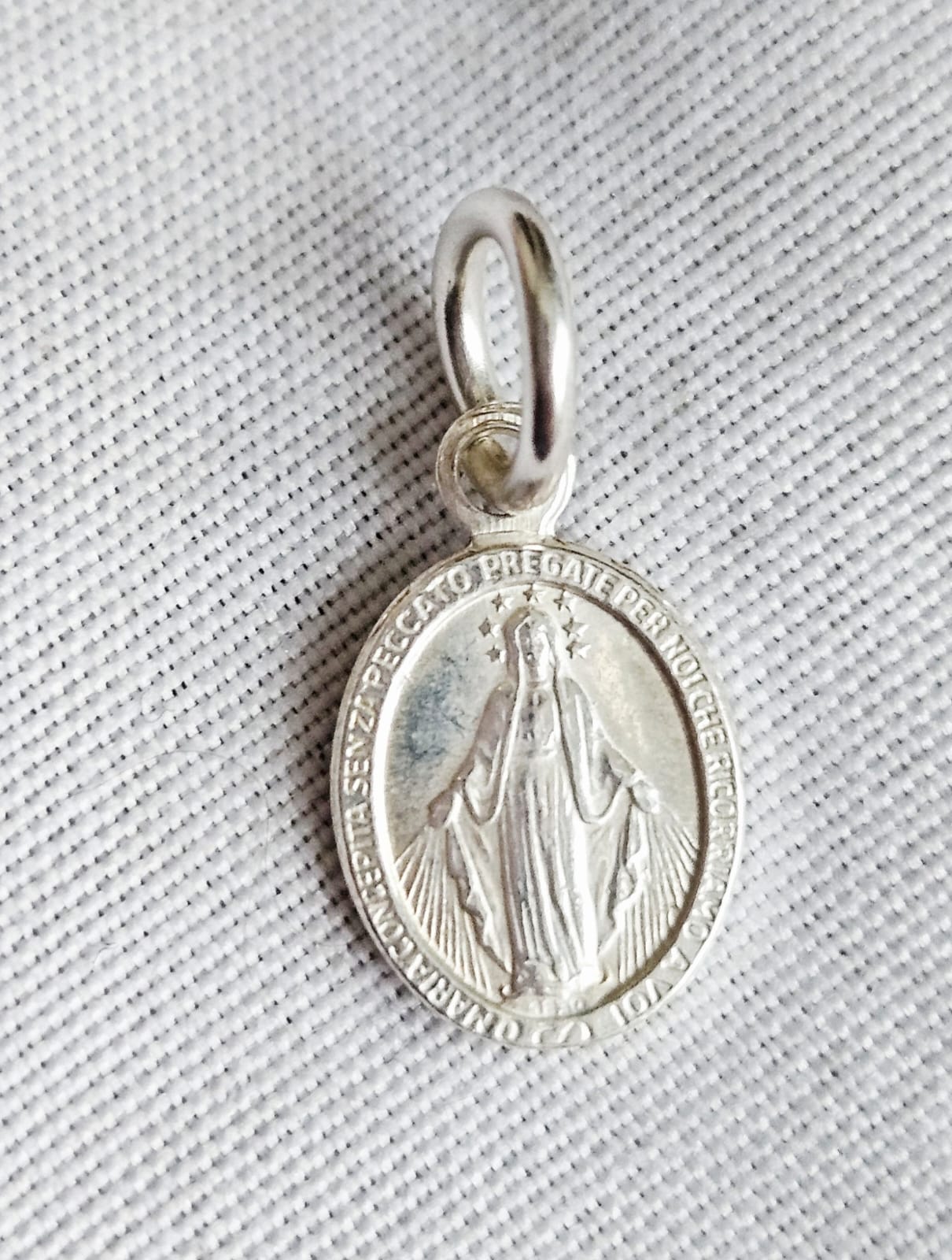 Cadena veneciana con medalla religiosa.
