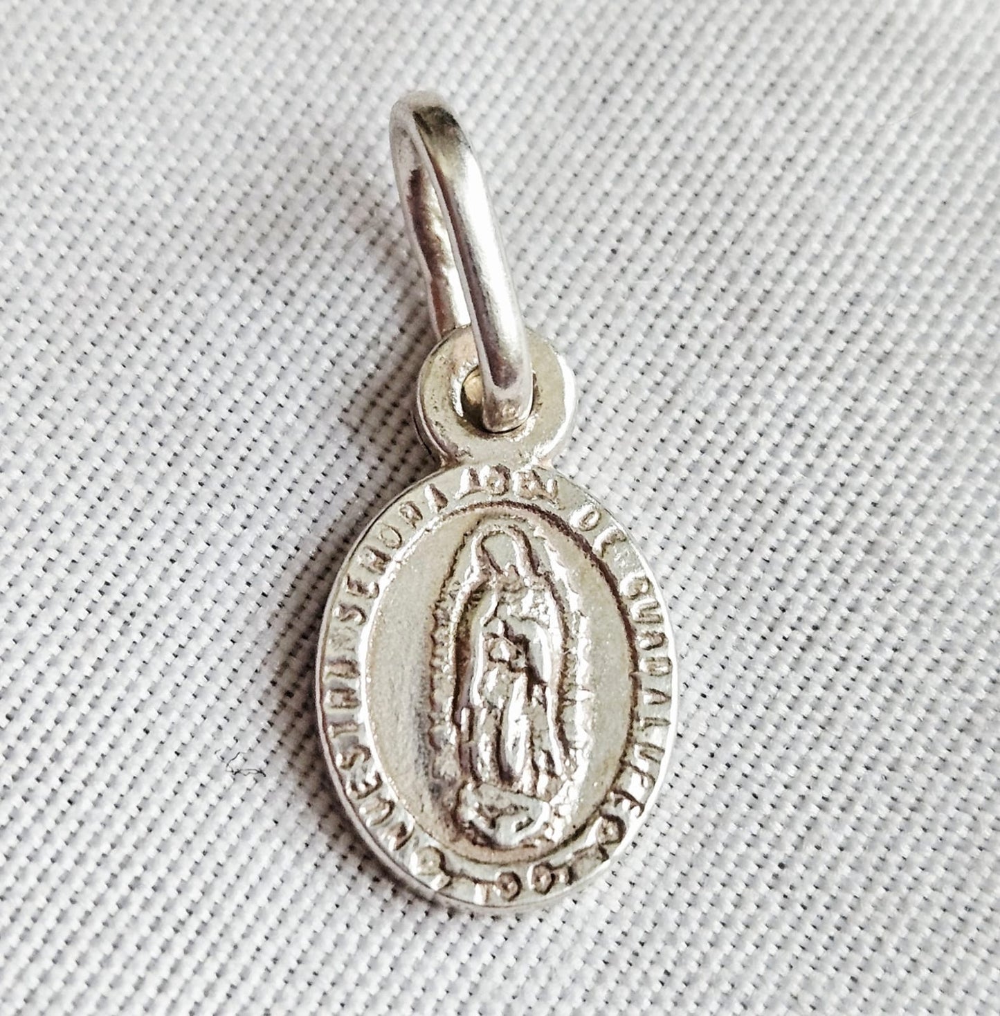 Cadena veneciana con medalla religiosa.