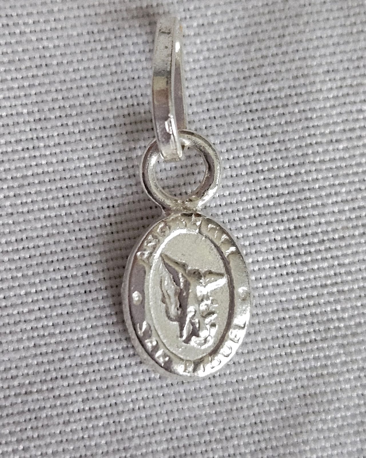 Cadena veneciana con medalla religiosa.