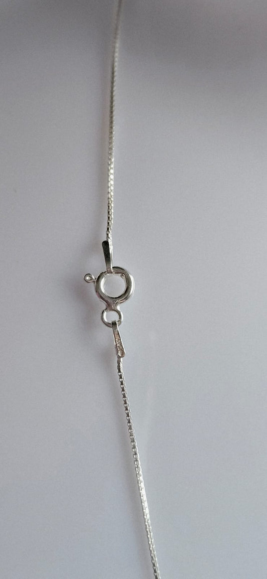 Cadena veneciana con medalla religiosa.