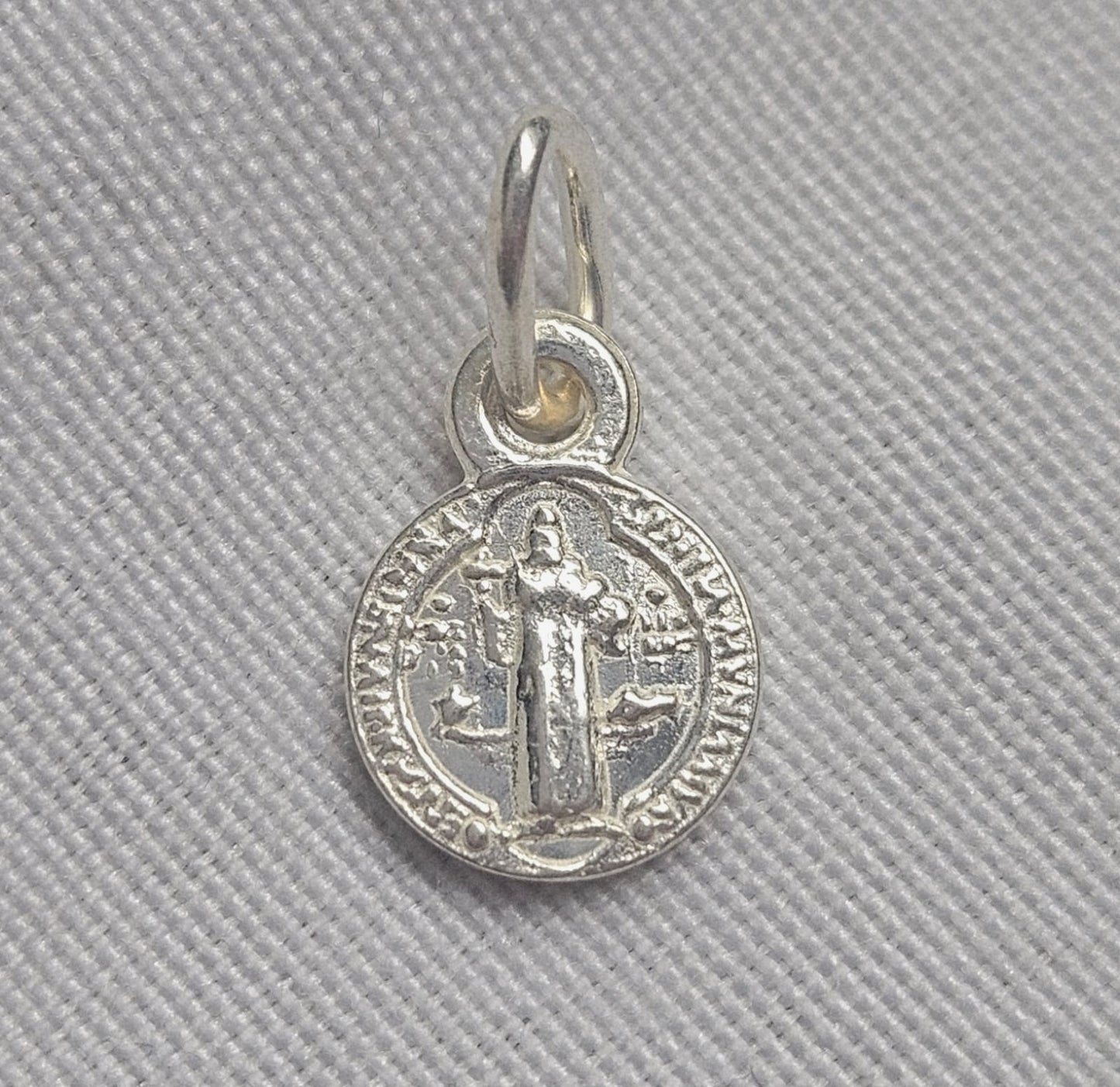 Cadena veneciana con medalla religiosa.