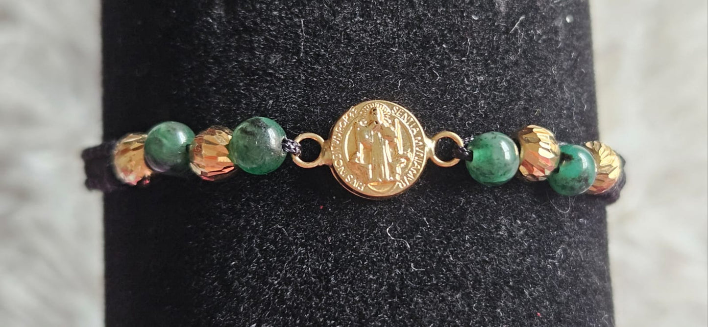 Pulsera tejida con oro de 18k y esmeraldas naturales.