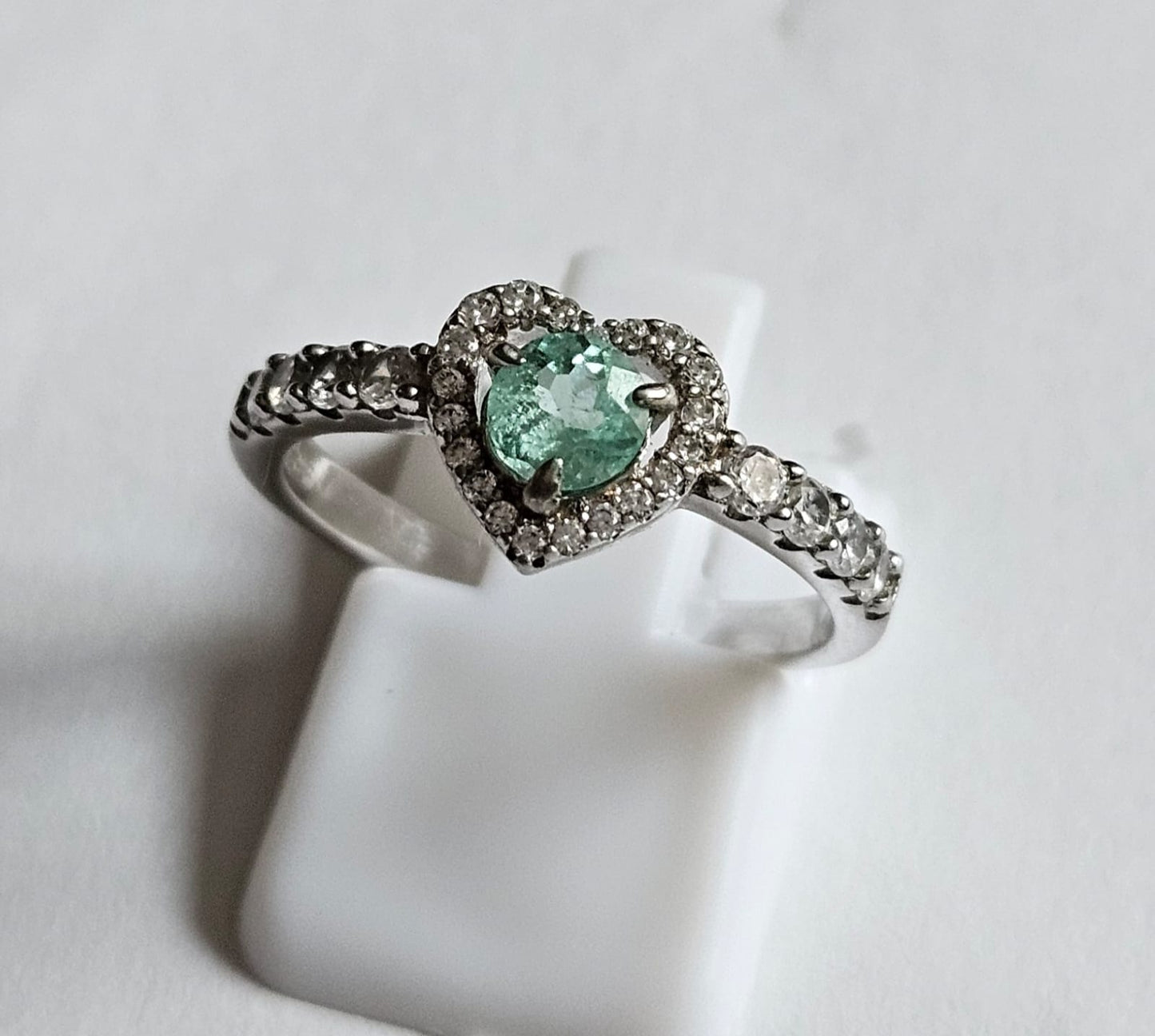 Anillo en plata ley 925 con Esmeralda Natural Colombiana.