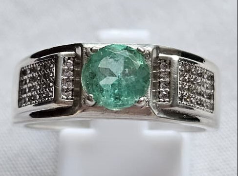 Anillo Caballero en Plata  Ley 925 con Esmeralda Natural Colombiana.
