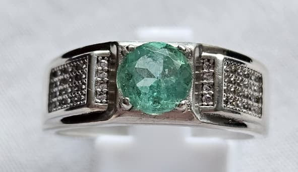 Anillo Caballero en Plata  Ley 925 con Esmeralda Natural Colombiana.