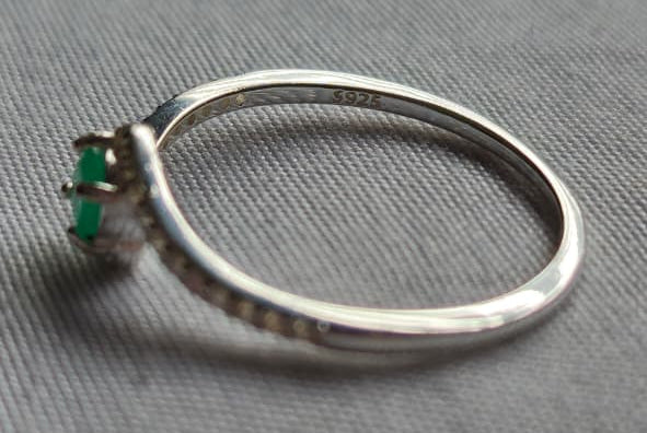 Anillo en Plata Ley 925 con Esmeralda Natural Colombiana.