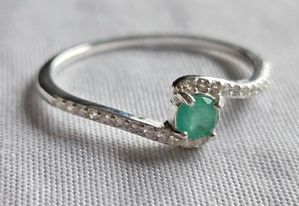 Anillo en Plata Ley 925 con Esmeralda Natural Colombiana.