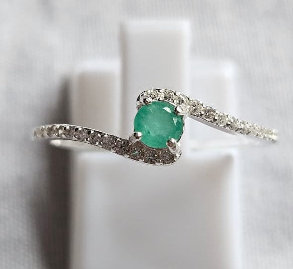 Anillo en Plata Ley 925 con Esmeralda Natural Colombiana.
